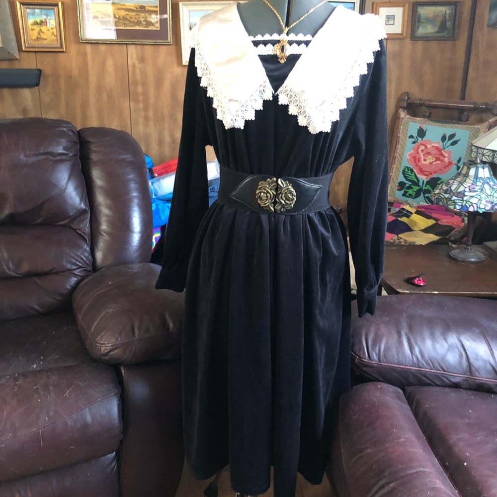 Elegant Black Dress with Lace Collar